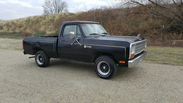 82 Dodge D150 SB Black 04.jpg
