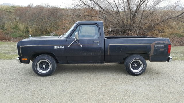 82 Dodge D150 SB Black 05.jpg